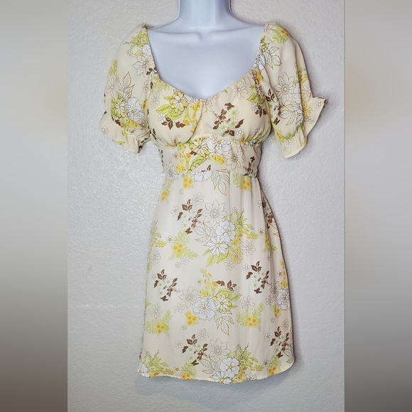 Madden NYC Floral Yellow Tan Puff Sleeve Sweetheart Mini Sundress Retro 70s Vibe - Picture 1 of 11